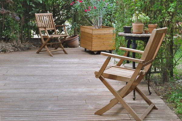 terrasse en bois exotique dans jardin